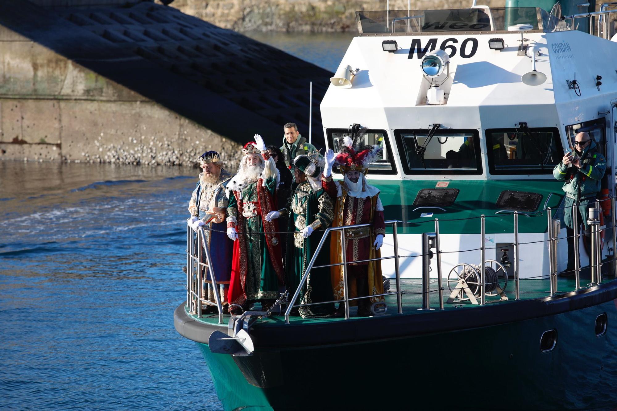 Los Reyes Magos llegan a Gijón en barco