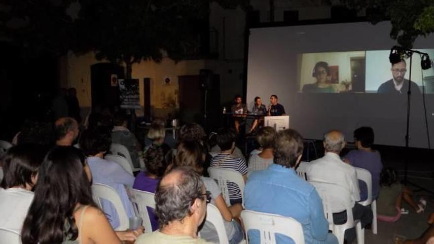 La conversa entre Gabriel i Valtònyc va reunir ahir uns dos-cents veïns de Sallent a la plaça de Joan Vilaseca