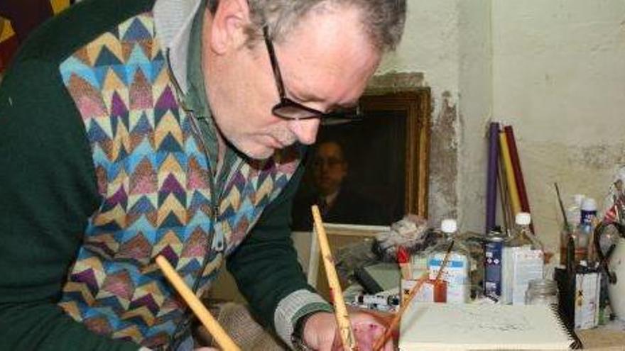 Ramon Puigpelat treballant al seu taller l&#039;any passat