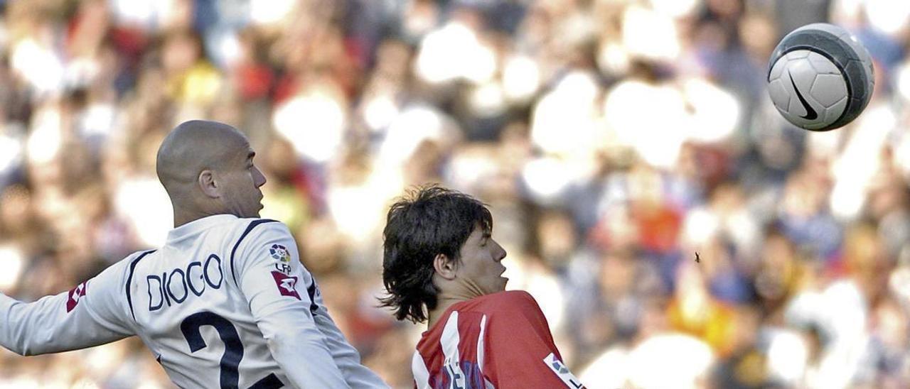 Carlos Diogo disputa un balón con el Kun Agüero durante su etapa en el Zaragoza