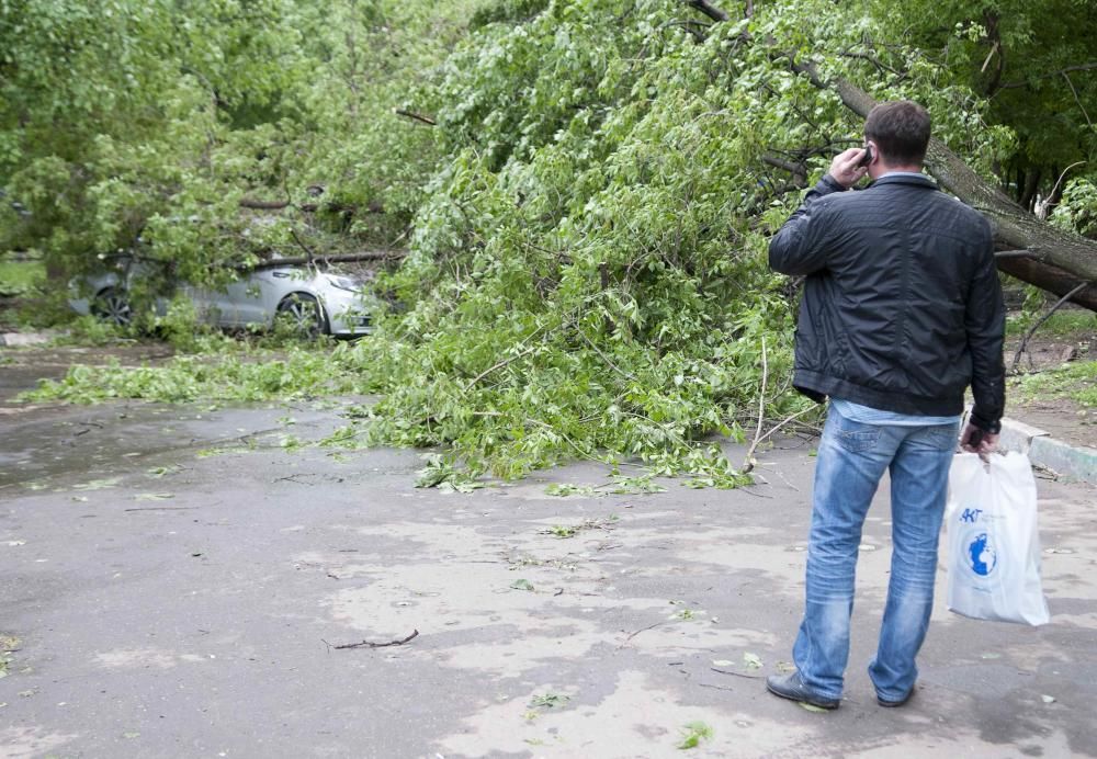 Un fuerte temporal de lluvia y vientos huracanados causó hoy la muerte de al menos once personas en Moscú, casi todos por caídas de árboles.