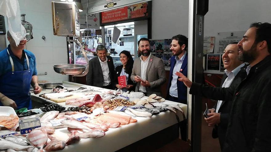 Ignacio López, junto a compañeros de partido en un puesto de mercado.