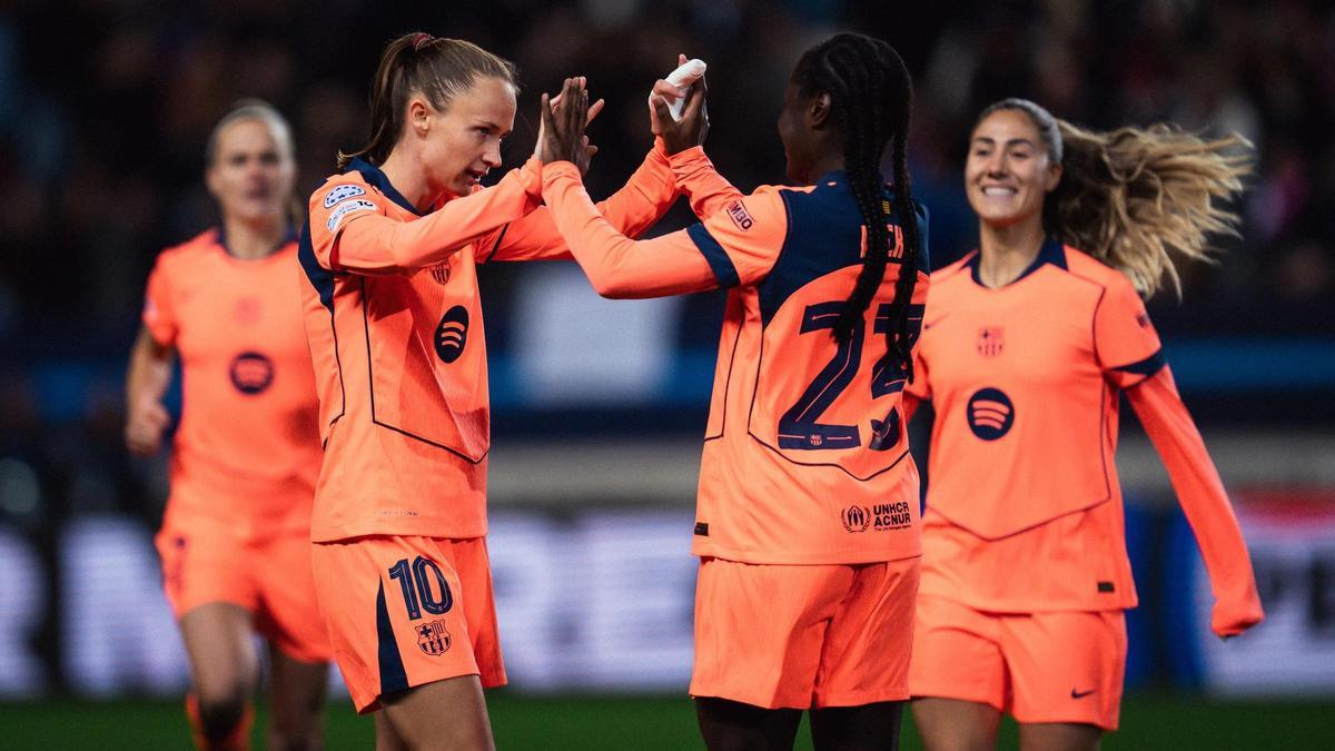 Graham y Aïcha celebran un gol del FC Barcelona en la Champions femenina