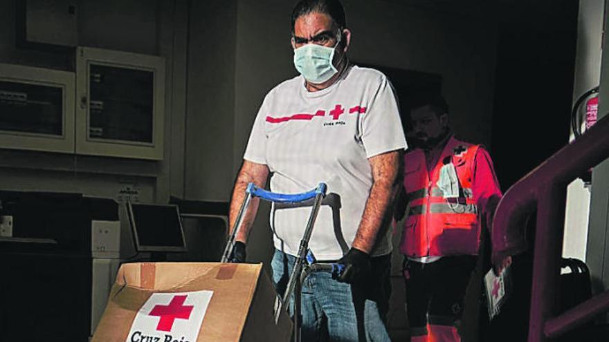 Voluntarios de Cruz Roja reparten comida en Tenerife.