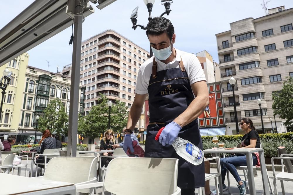 La hostelería en Gijón reabre a medio gas