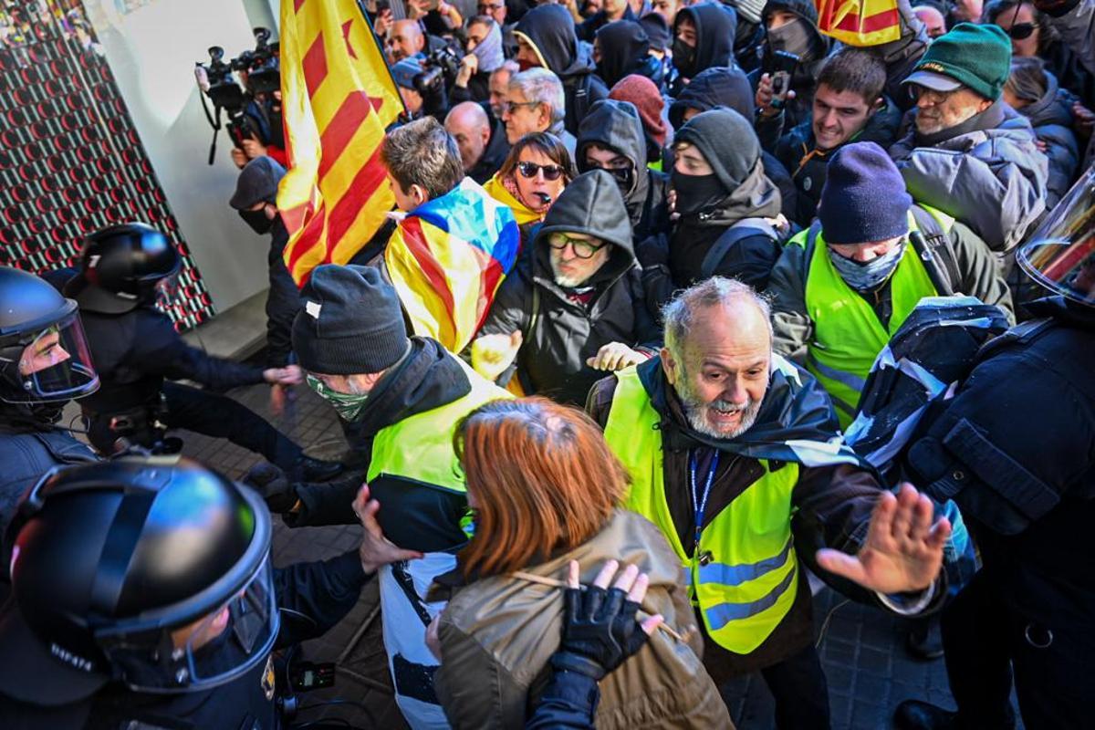 Enfrentamientos en la manifestación en contra de la celebración de la cumbre España-Francia en Barcelona