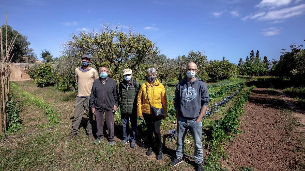 Maria Lluïsa Dubon con Tomás Fortuny e integrantes de la cooperativa Coanegra en s'Horta de Dalt