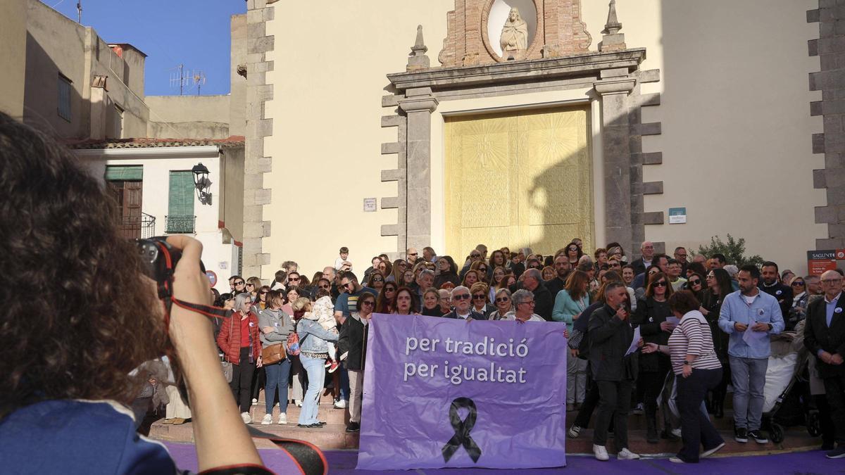 Concentración celebrada hace unos meses por una Semana Santa abierta a la participación de mujeres.