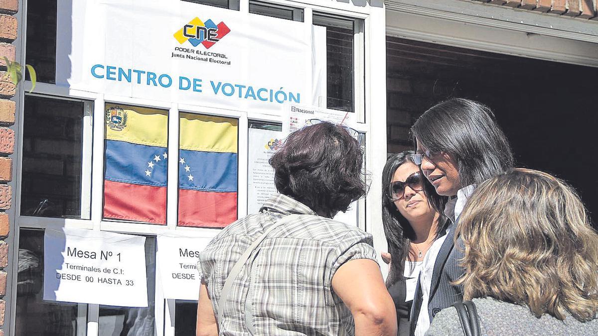 La puerta principal del Consulado de Venezuela en Vigo, durante unas elecciones generales