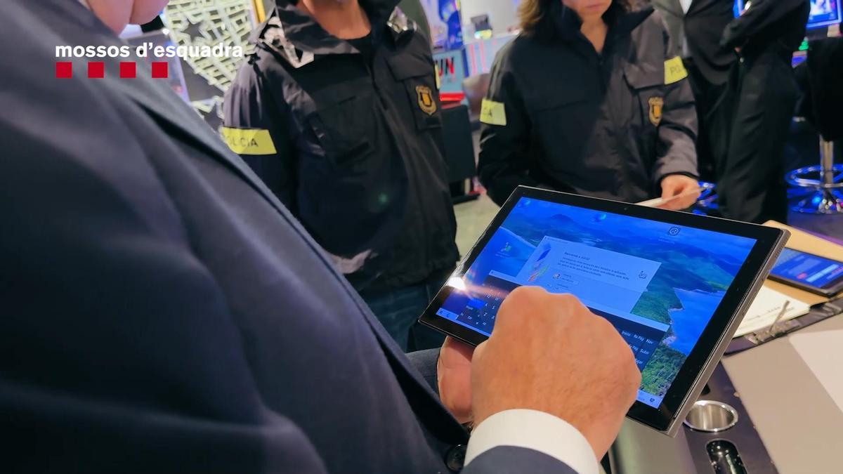 Agents de la Unitat Regional de Policia Administrativa (URPA) durant una inspecció en un local.