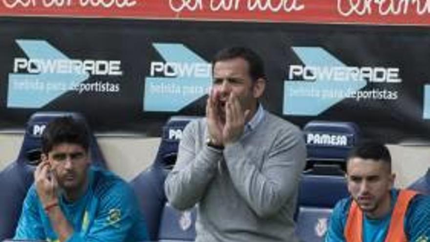 El entrenador del Villarreal da instrucciones en el banquillo amarillo.