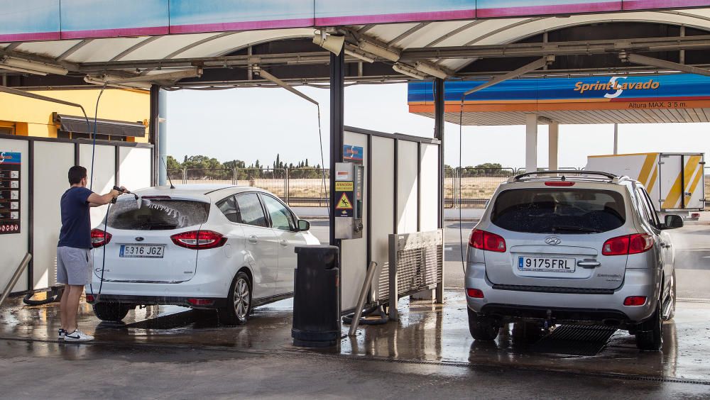 Los lavacoches de Alicante hacen su agosto tras la lluvia de barro del domingo