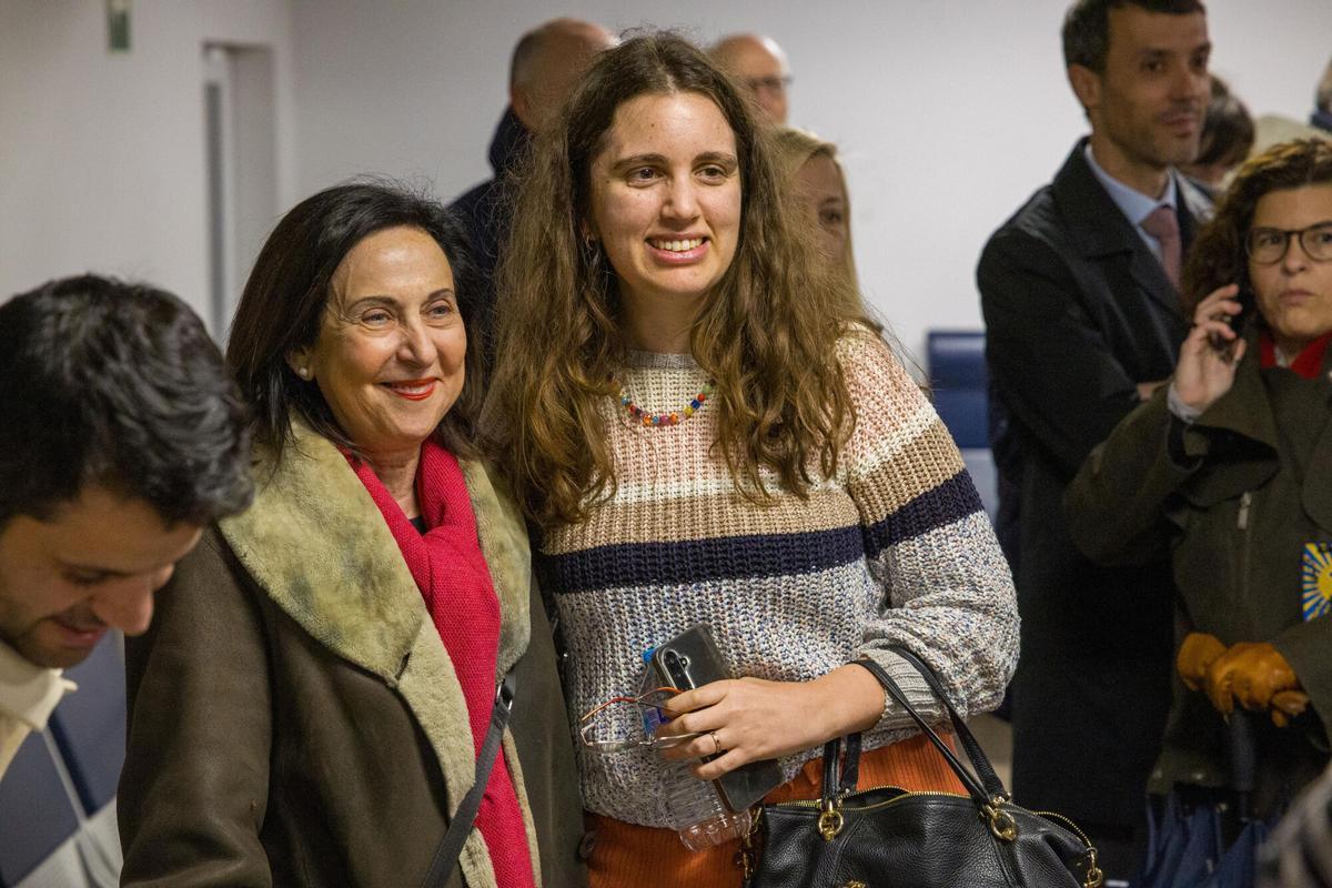 La ministra de Defensa, Margarita Robles (i), recibe a los 251 evacuados de Oriente Medio que han llegado esta pasada noche en un avión del Ejército del Aire a la base aérea de Torrejón de Ardoz. EFE/ Fernando Ruiz/Ministerio De Defensa SOLO USO EDITORIAL/SOLO DISPONIBLE PARA ILUSTRAR LA NOTICIA QUE ACOMPAÑA (CRÉDITO OBLIGATORIO). añade texto