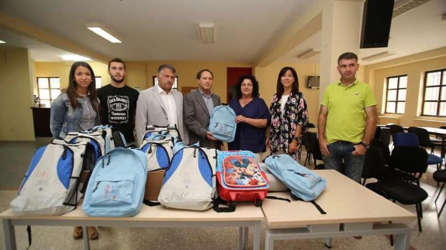 Miembros de Amigos de Galicia y de la organización con las autoridades locales. // Bernabé/Gutier