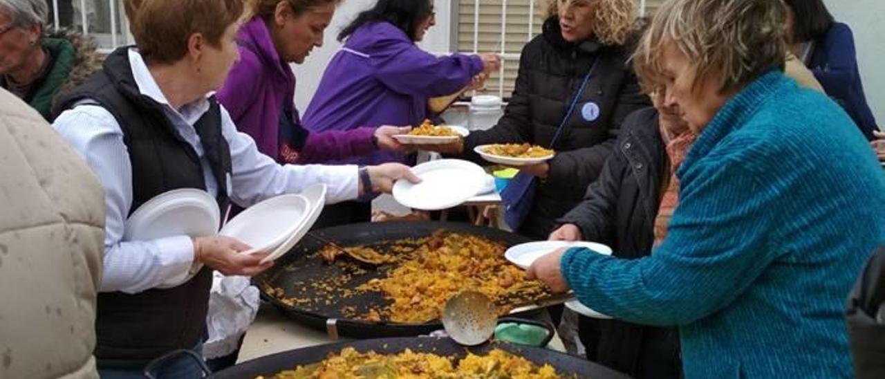 Paellas en beneficio de la AECC organizada en Els Grups.