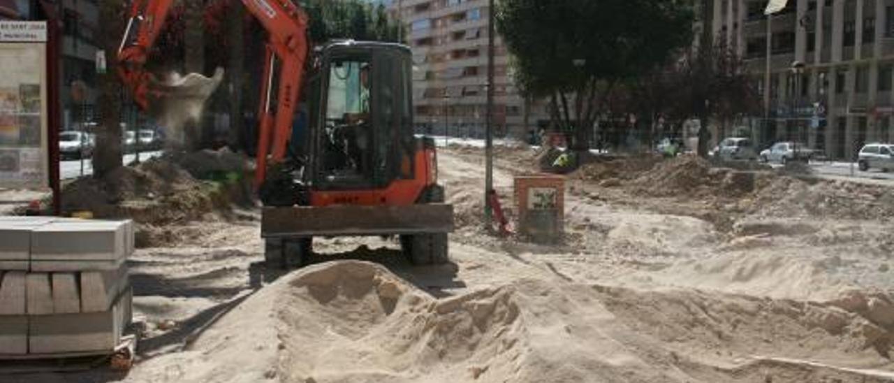 Los operarios trabajando en la rehabilitación de la plaza Constitución esta semana.