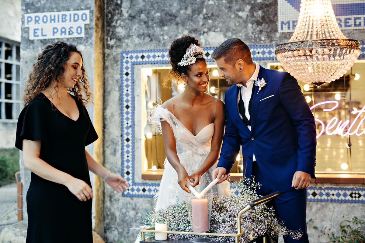 María conduce la ceremonia de una pareja de novios.