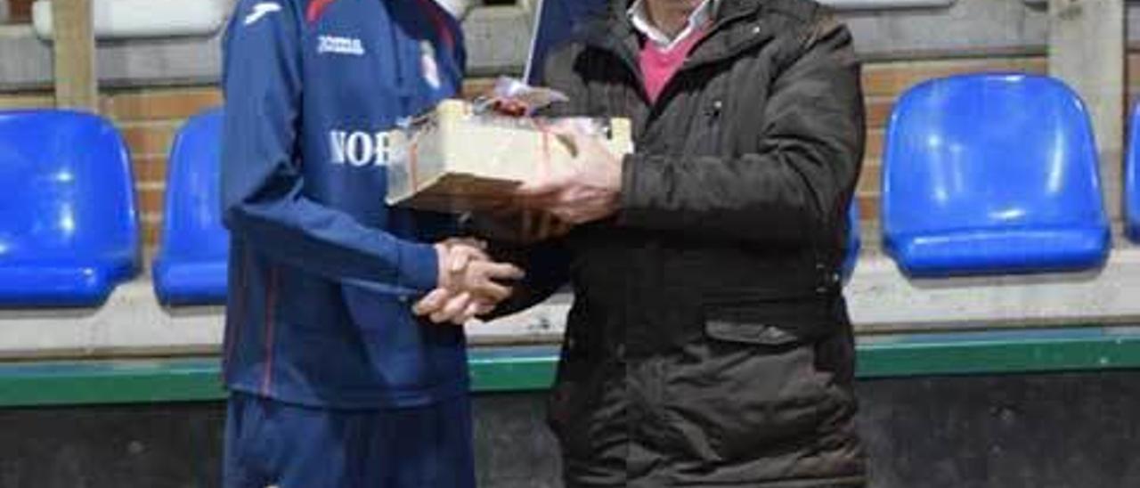 Emilio Alperi, entregando un premio a Christian en el pasado torneo de Navidad.