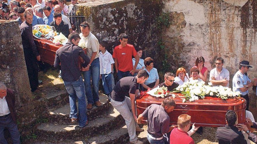 Los féretros de JulIa Dos Ramos y su hijo Álvaro Barrio en el entierro de ambos en Queirugás .  // I. Osorio