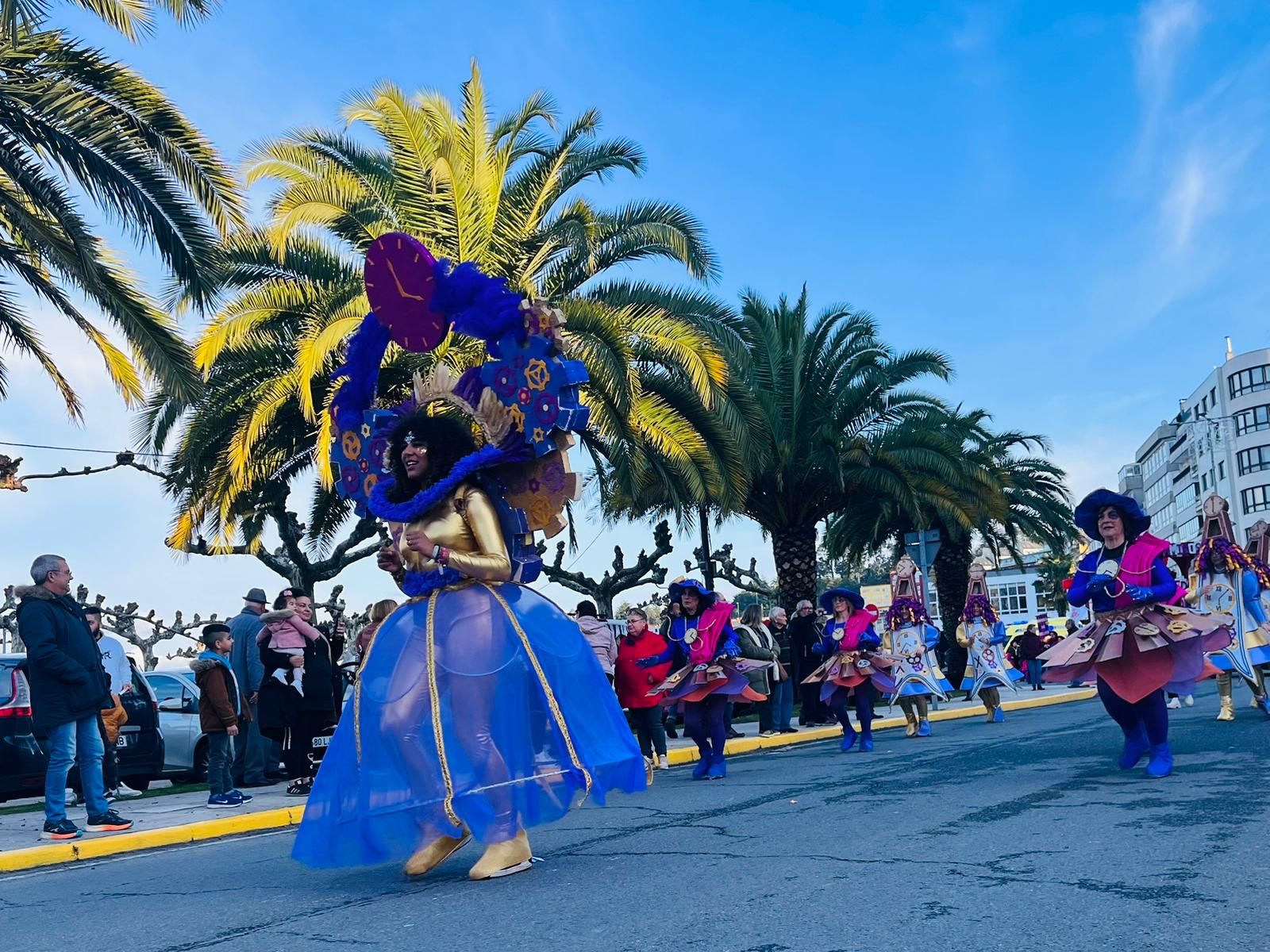 Carnaval 2023: Las comparsas llenan de color el centro de Sada