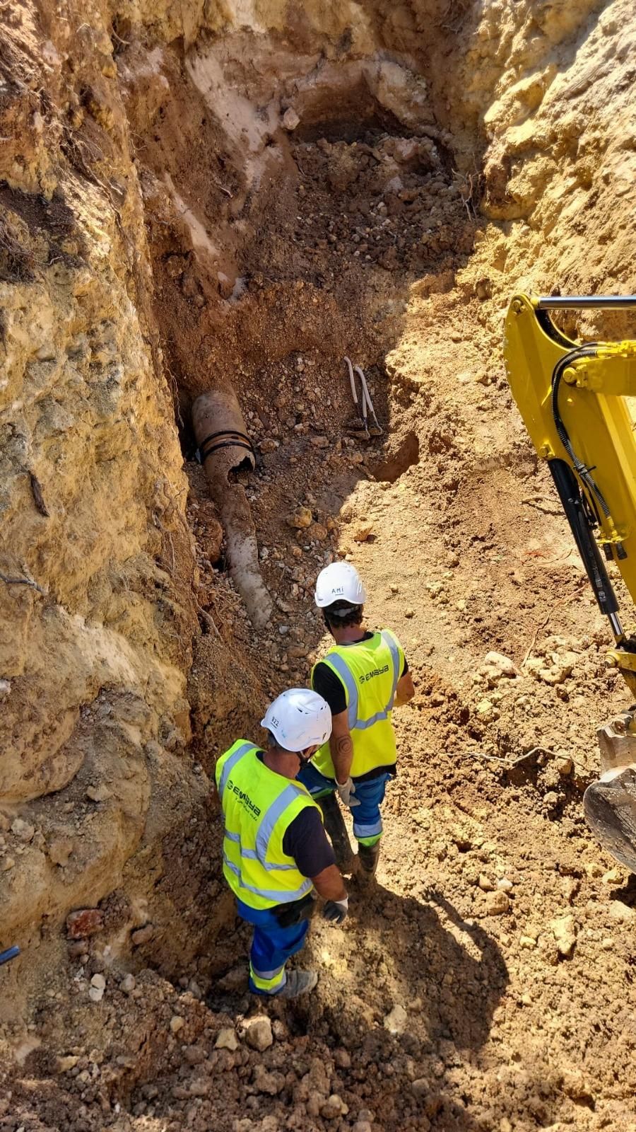 Operarios de Emaya intentan arreglar la tubería que se encuentra en la Vía de Cintura