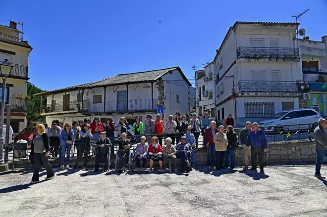 Los vecinos de Aldeanueva del Camino protestan para que el ayuntamiento ponga en marcha un velatorio