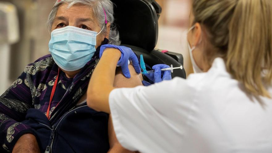 Bruselas promete suficientes dosis para que la UE esté inmunizada a mediados de julio