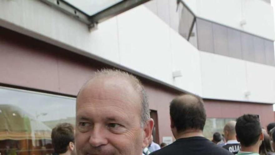 Pepe Mel, ayer, a su llegada al hotel de concentración en Gijón.