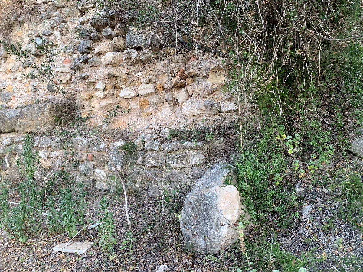 Desprendimientos en la muralla junto a Sant Josep y debajo del aparcamiento de Montsant.