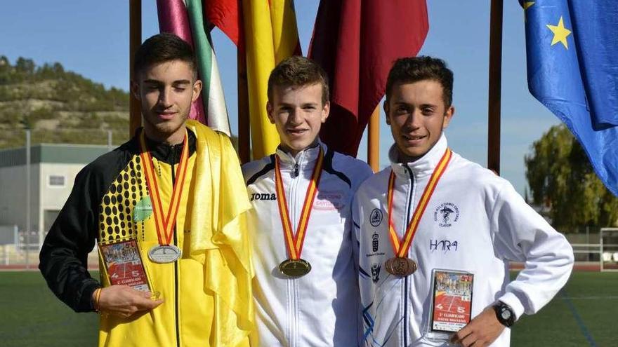 Roberto Vieiro posa en el centro del podio con la medalla de oro. // José Bermúdez