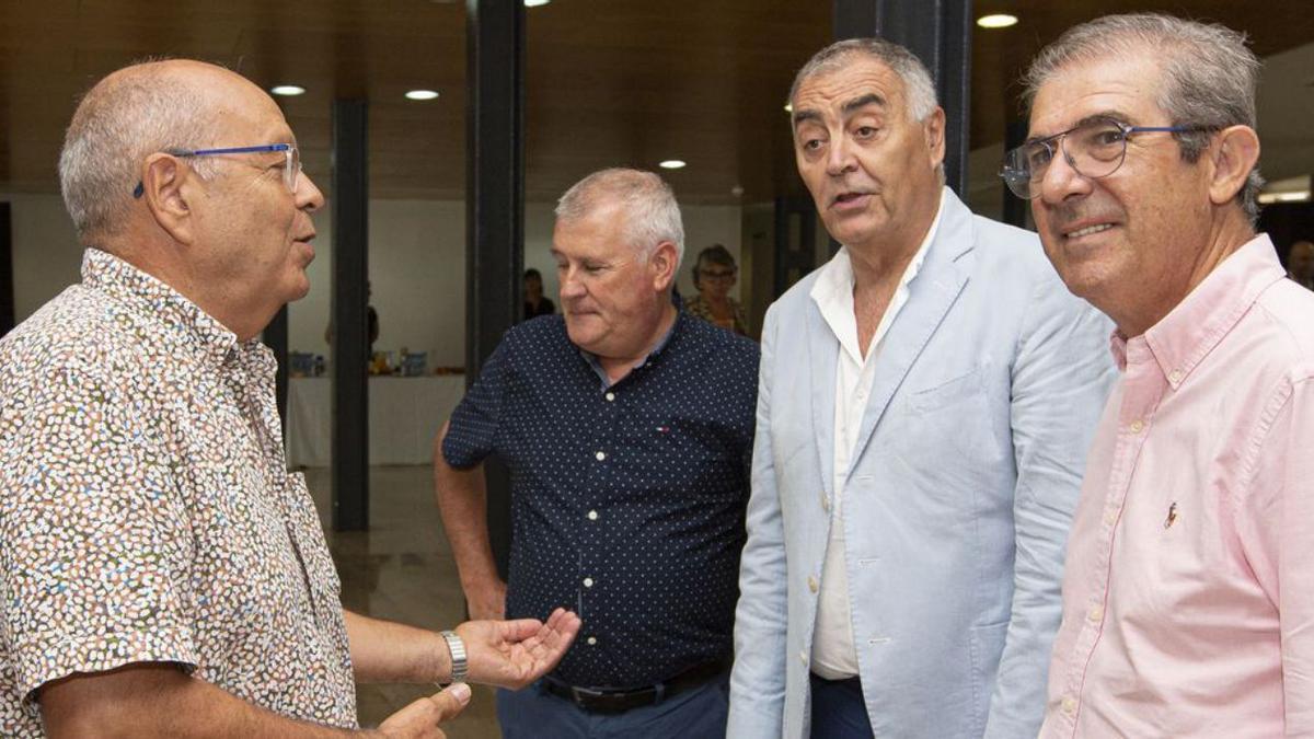 Manuel Aldeguer conversa con Antonio Alonso y con Blas Sánchez.