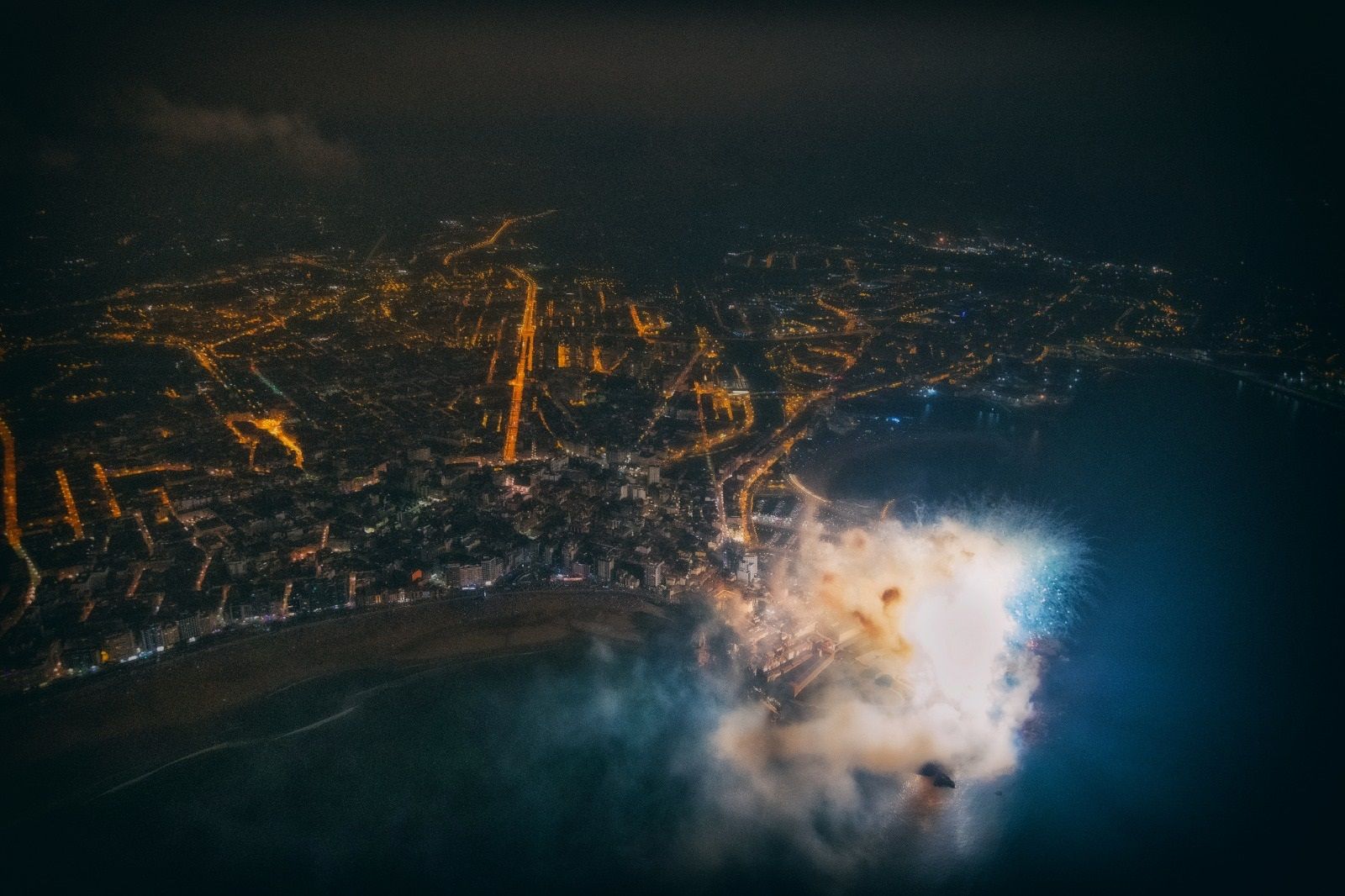 Las espectaculares imágenes desde el aire de la Noche de los Fuegos en Gijón