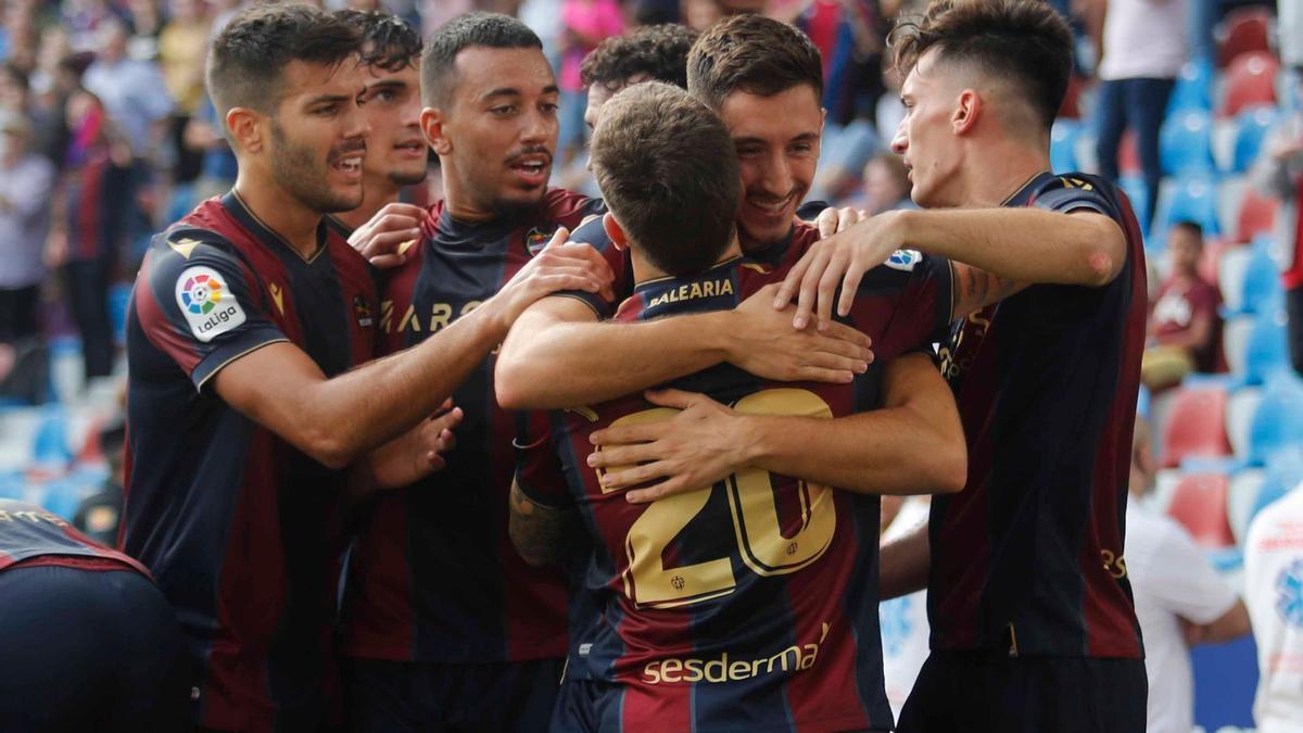 Los jugadores del Levante celebrando el gol.