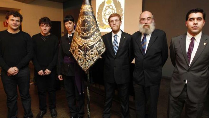 Miembros de la banda, con su estandarte. Por la derecha, su presidente, David del Llano; José Luis Felgueroso y el diseñador Luis Ángel Ruiz.