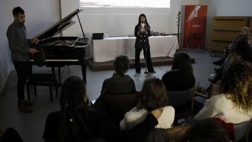 Sara Torres, recitando ayer sus poemas junto al pianista Sergio Santurio.