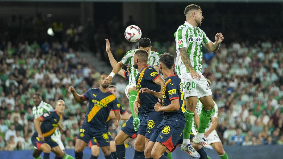 Marc Bartra  conecta el cabezazo que significó el 1-0.