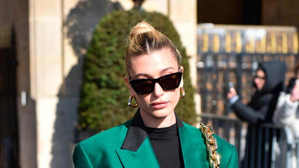 Hailey Baldwin Bieber con traje verde de chaqueta corta y minifalda en París