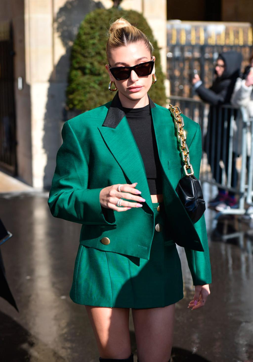 Hailey Baldwin Bieber con traje verde de chaqueta corta y minifalda en París