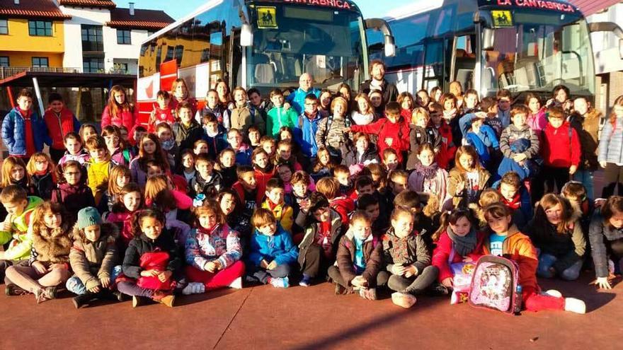 Los escolares, ayer, antes de salir hacia Gijón.