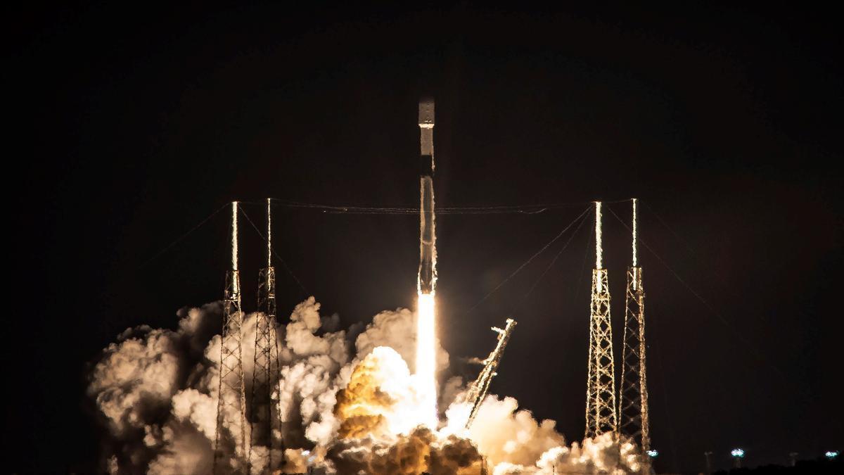 Foto de archivo de SpaceX durante la puesta en órbita de 60 satélites Starlink.