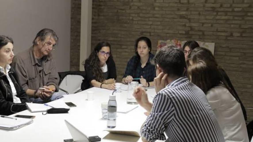 Momento de la reunión en que se explicó el proyecto de reciclaje.