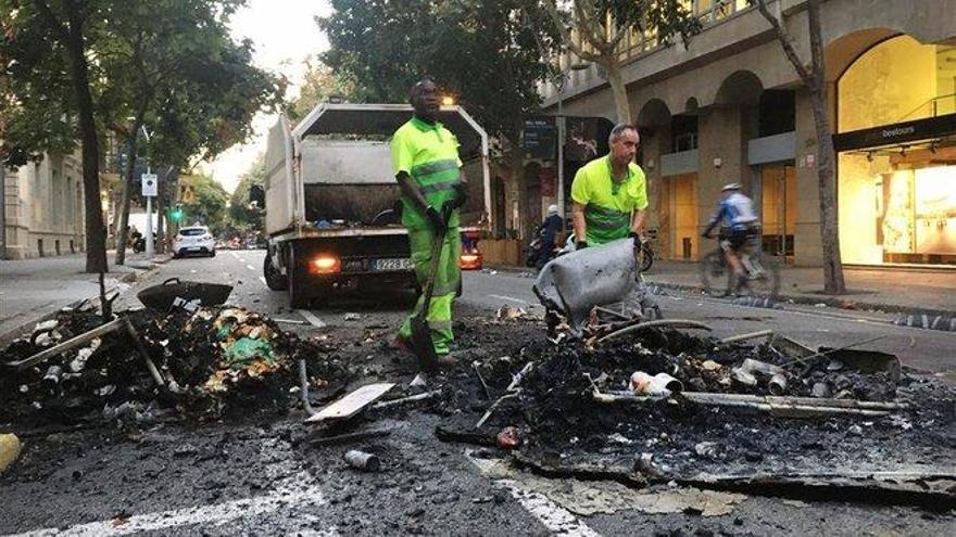 Barcelona cifra en 400 los contenedores quemados y valora los desperfectos de anoche en medio millón de euros