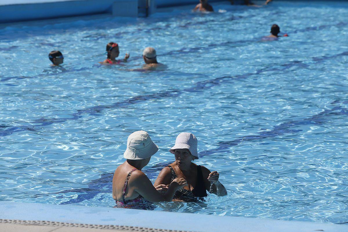 Bañistas de la piscina del Santuario, siguiendo los consejos de la Asociación Española Contra el Cáncer.