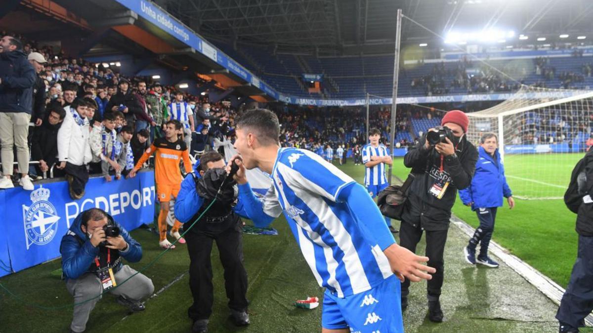 Los jugadores juveniles celebran la victoria con los aficionados. |  // CARLOS PARDELLAS 