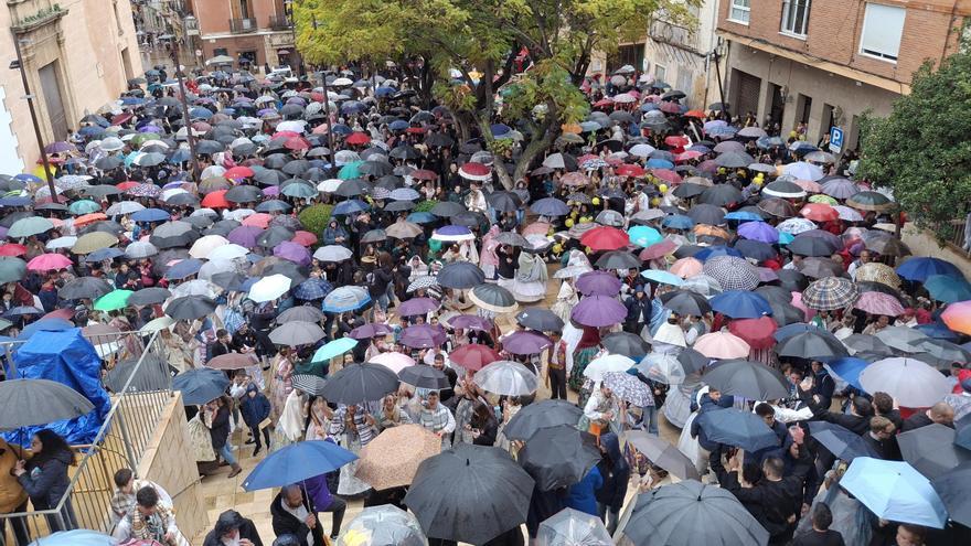 Ambientazo bajo los paraguas: las Fallas de Dénia planta cara a la lluvia