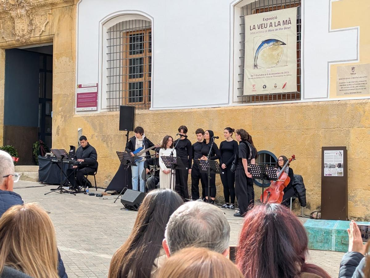 Homenaje a los deportados setabenses a campos nazis a las puertas del museo de Bellas Artes de Xàtiva.