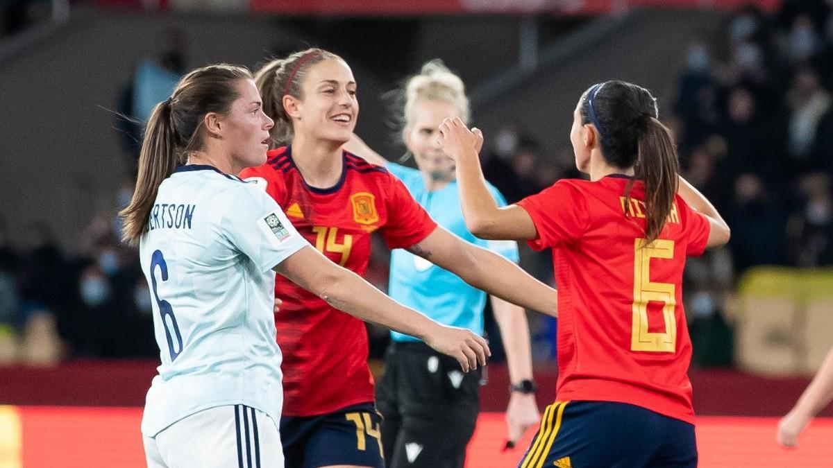 Aitana y Alexia celebran uno de los goles