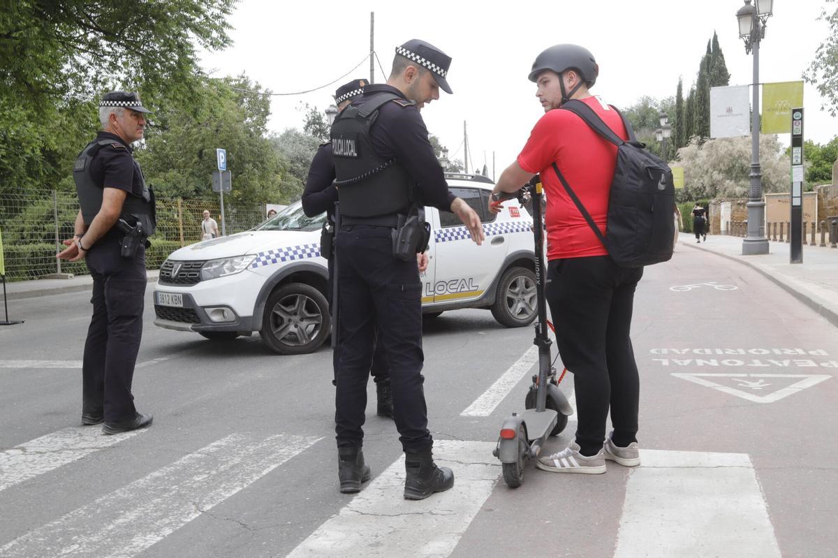 Policía controlando patinetes eléctricos.