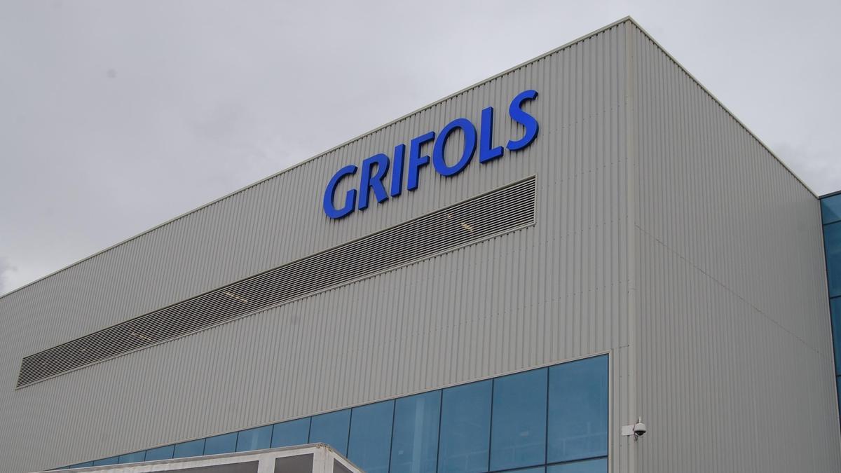 Grifols planea despedir a 2.300 empleados, un centenar de ellos en España