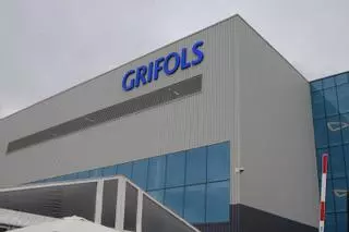 Grifols reafirma su estrategia de reducir deuda y afrontar desinversiones